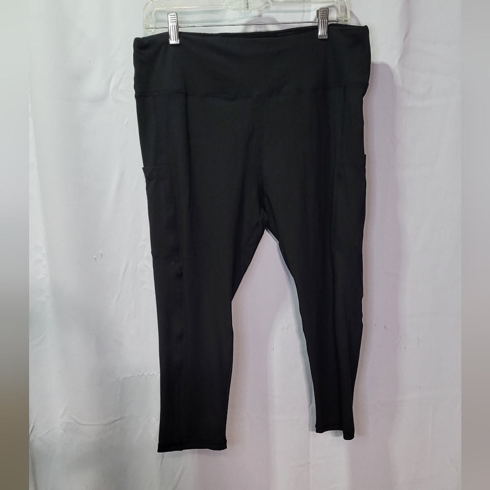 Women's NWOT Black High Waisted Capri Leggings Size 2XL with Pockets - Picture 2 of 7
